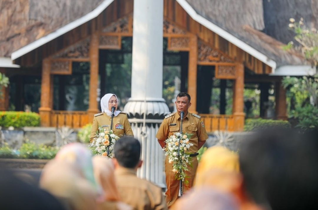 Sekretaris dan Pejabat Utama Sekretariat DPRD Mengikuti Apel Akbar Akhir Masa Jabatan Bupati dan Wakil Bupati