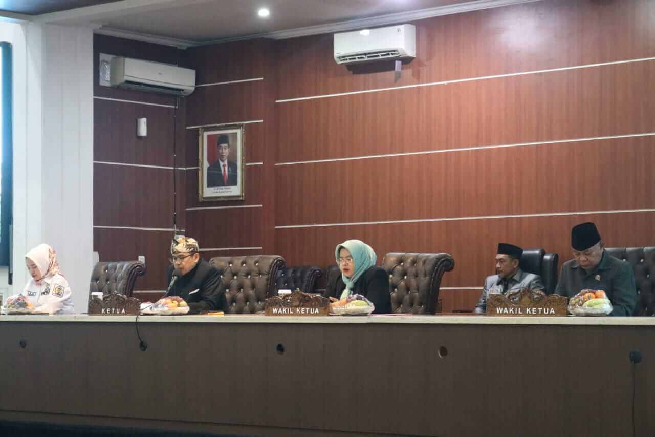 Ketua DPRD Purwakarta Pimpin Rapat Paripurna Pengambilan Keputusan LKPJ Bupati TA 2022 atas Laporan Komisi Komisi