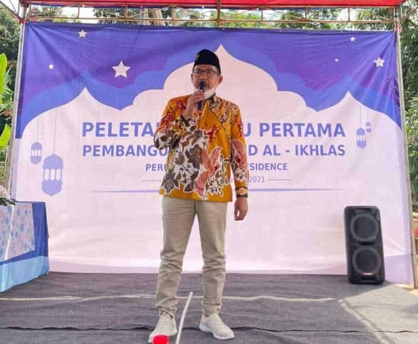 Ketua DPRD Purwakarta Melakukan Peletakan Batu Pertama Mesjid Al-Ikhlas Perum Resident Cikumpay