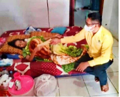 Ketua DPRD Purwakarta Beri Bantuan Kepada Penderita Tumor Ganas dan Bagi-bagi Beras di Masa PPKM Darurat