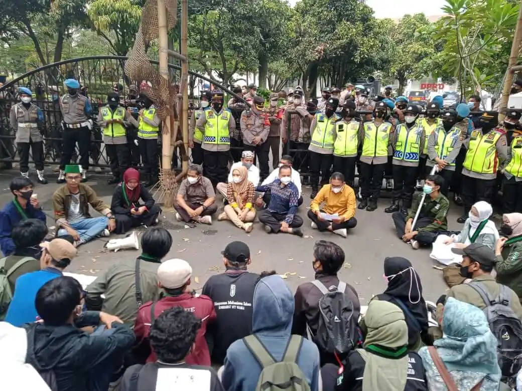 Pimpinan DPRD, Ketua Fraksi dan Ketua Komisi Temui Mahasiswa Purwakarta yang Datang Ke Gedung Dewan Sambil Lesehan