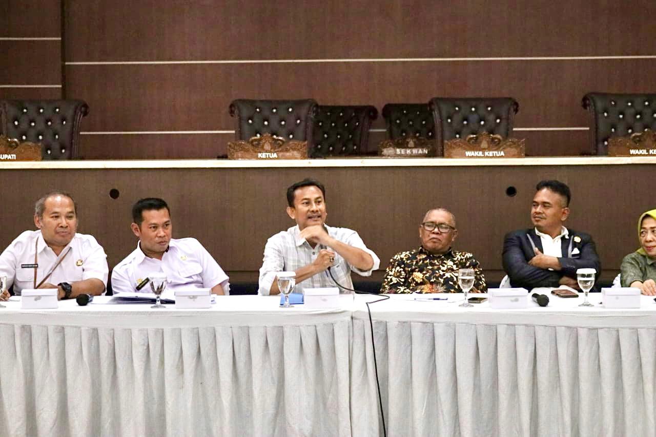 Komisi I DPRD Purwakarta Menggelar RDP dengan KOMPAKDESI Menghadirkan DPMD dan BKAD Terkait Hutang DBHP