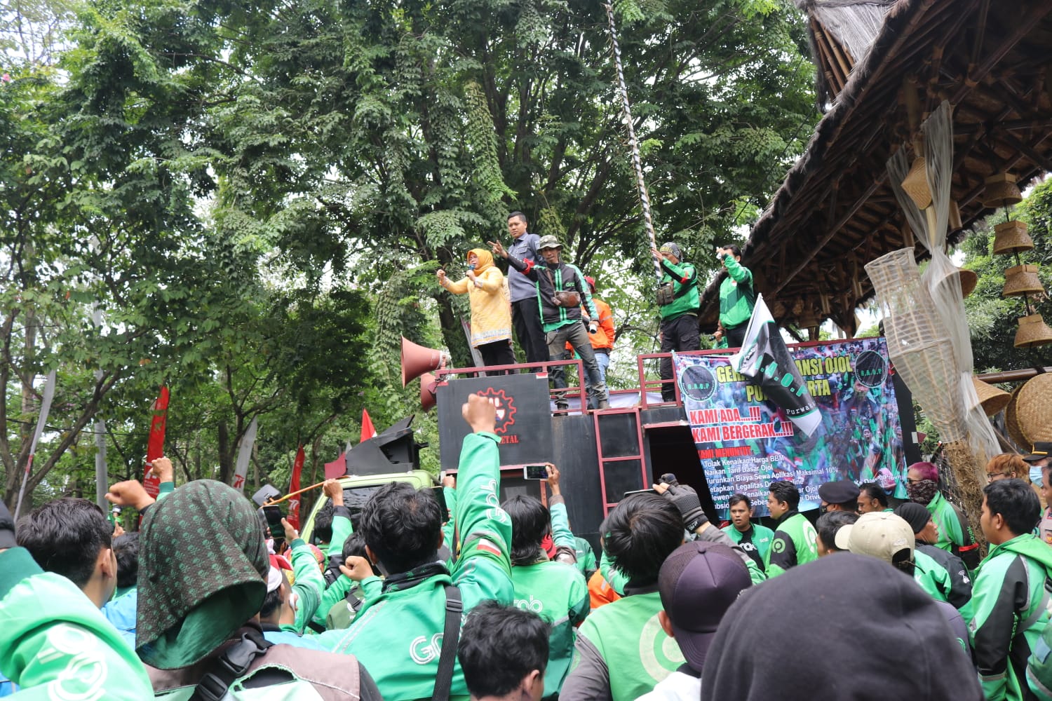 Pimpinan dan Anggota DPRD Purwakarta Terima Aspirasi dari Driver Ojol R2 dan R4