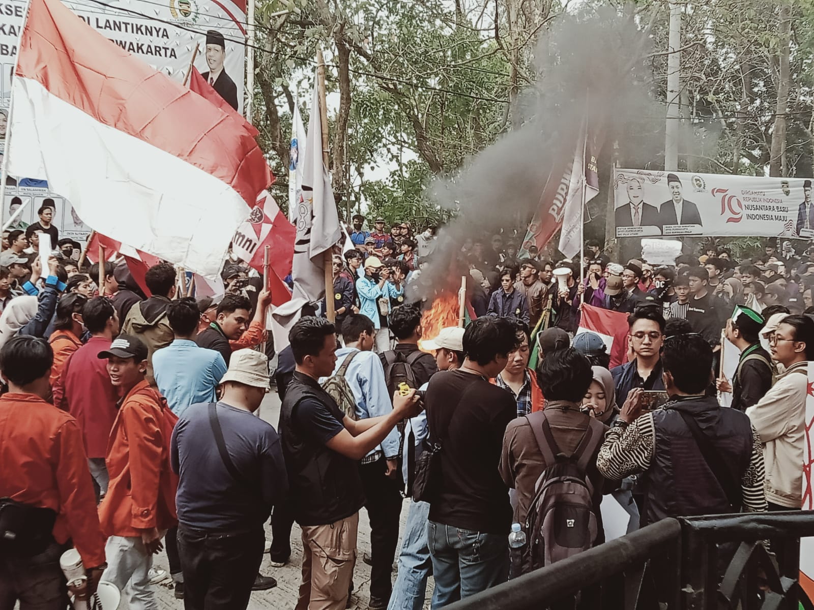 Negosiasi Alot, Akhirnya pengunjuk Rasa dari Aliansi BEM se-Purwakarta Diterima Ketua Sementara DPRD dan Perwakilan Fraksi