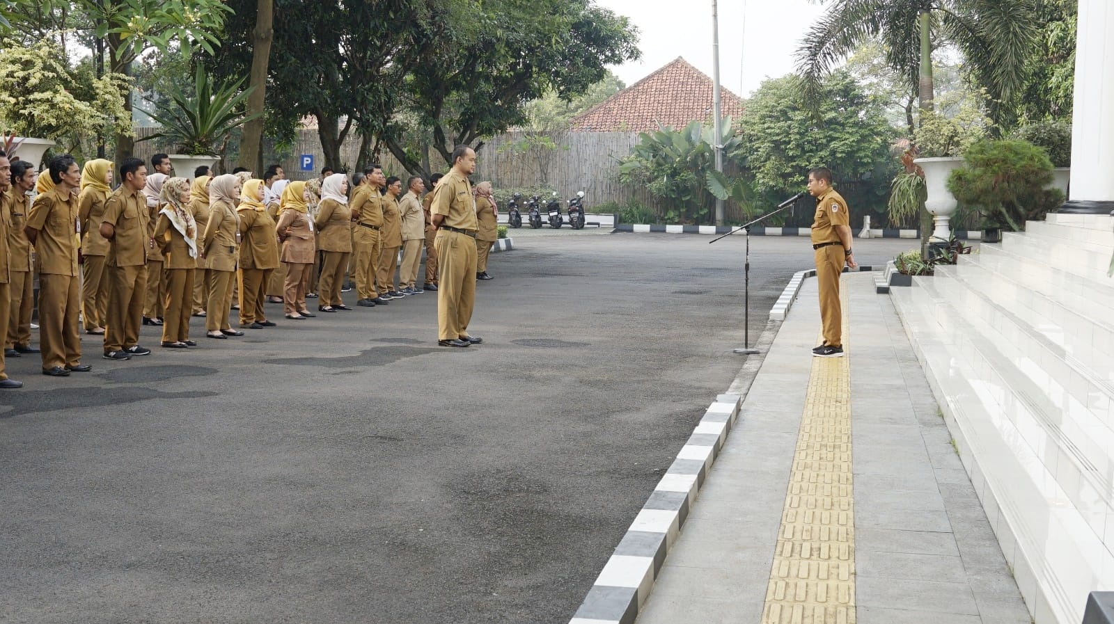 Pembina Upacara : Tingkatkan Kedisiplinan Absensi Kehadiran