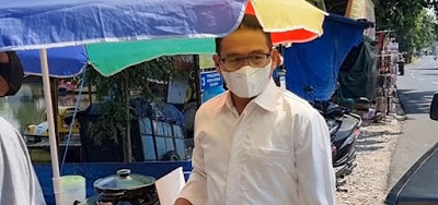 Ketua DPRD Purwakarta Bantu Pedagang Sosis Beli Alat Panggang