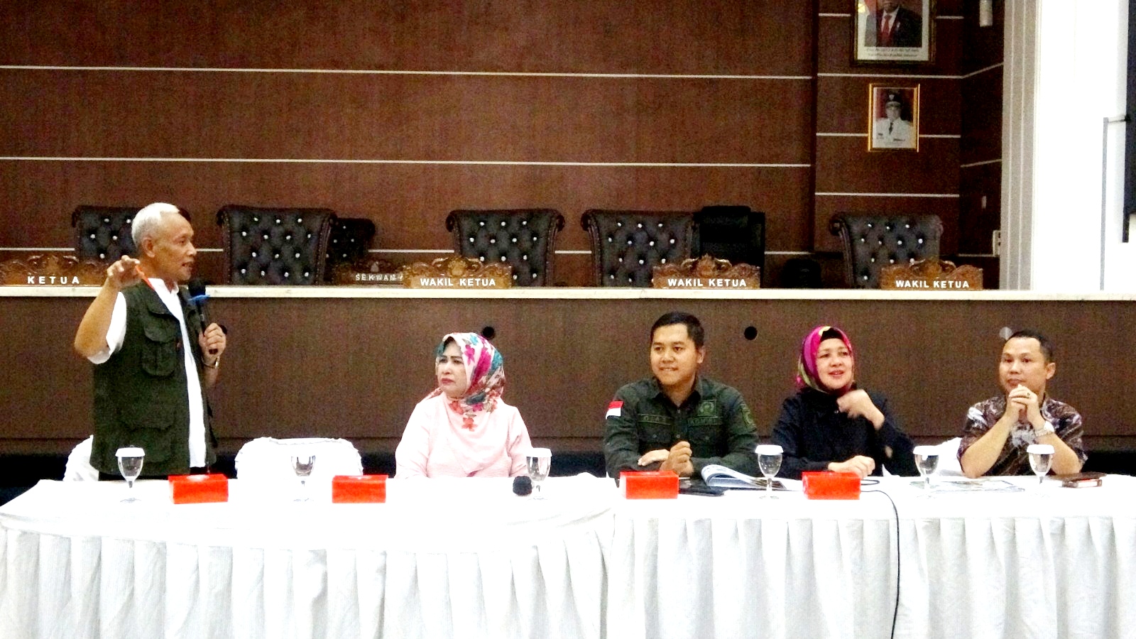 Lima Anggota DPRD menerima Outing Class SMPN 3 Purwakarta