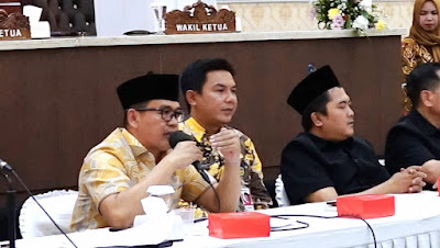 Saat Menerima Aksi Damai Guru Honorer, Bapaknya Ketua DPRD Purwakarta Penjaga Sekolah SD dengan Gaji 1000 Rupiah