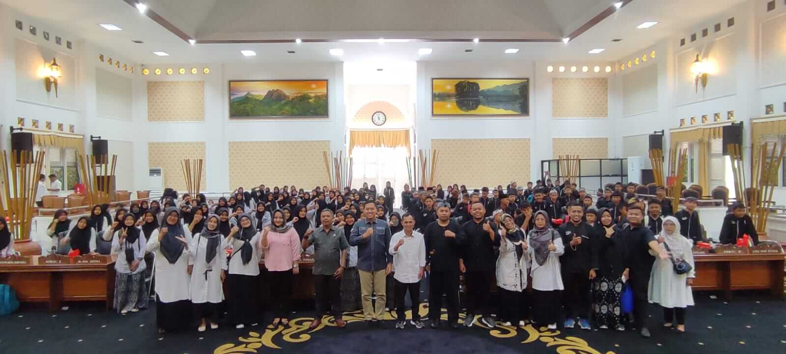 Komisi IV dan II DPRD Purwakarta Menerima Outing Class Siswa SMPN 2 Bojong