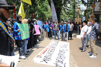 Sempat Tak Mau Masuk Gedung Dewan, Unras PMII Diterima Ketua Komisi II DPRD Purwakarta