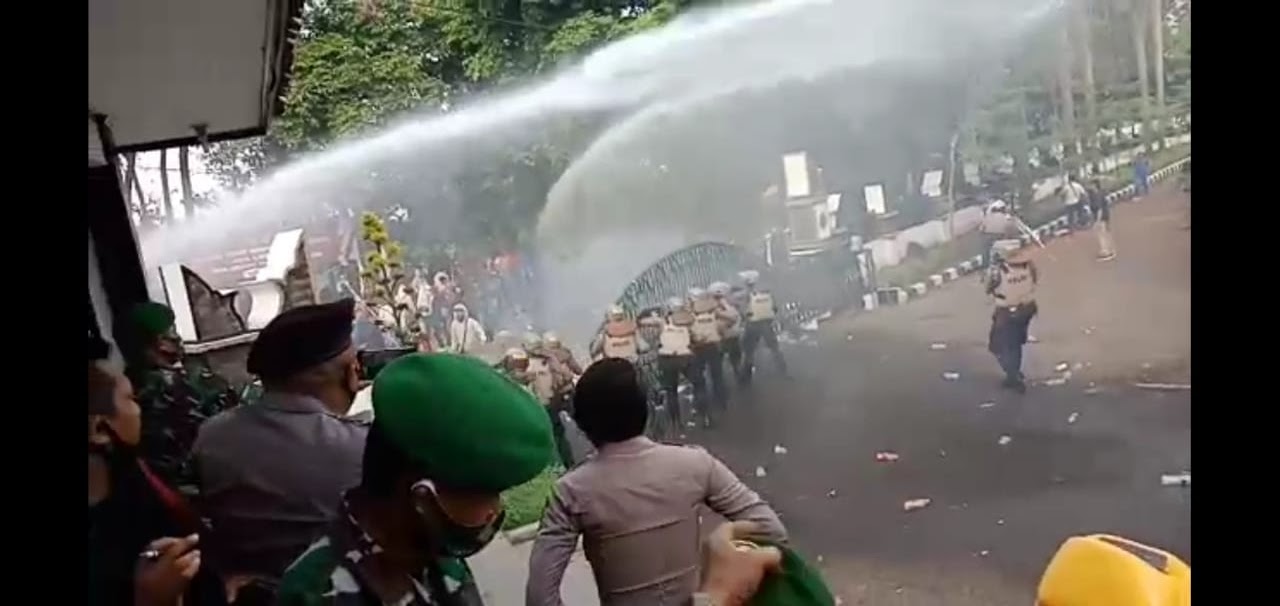 Demo Tolak Omnibus Law Di DPRD Purwakarta Berakhir Ricuh