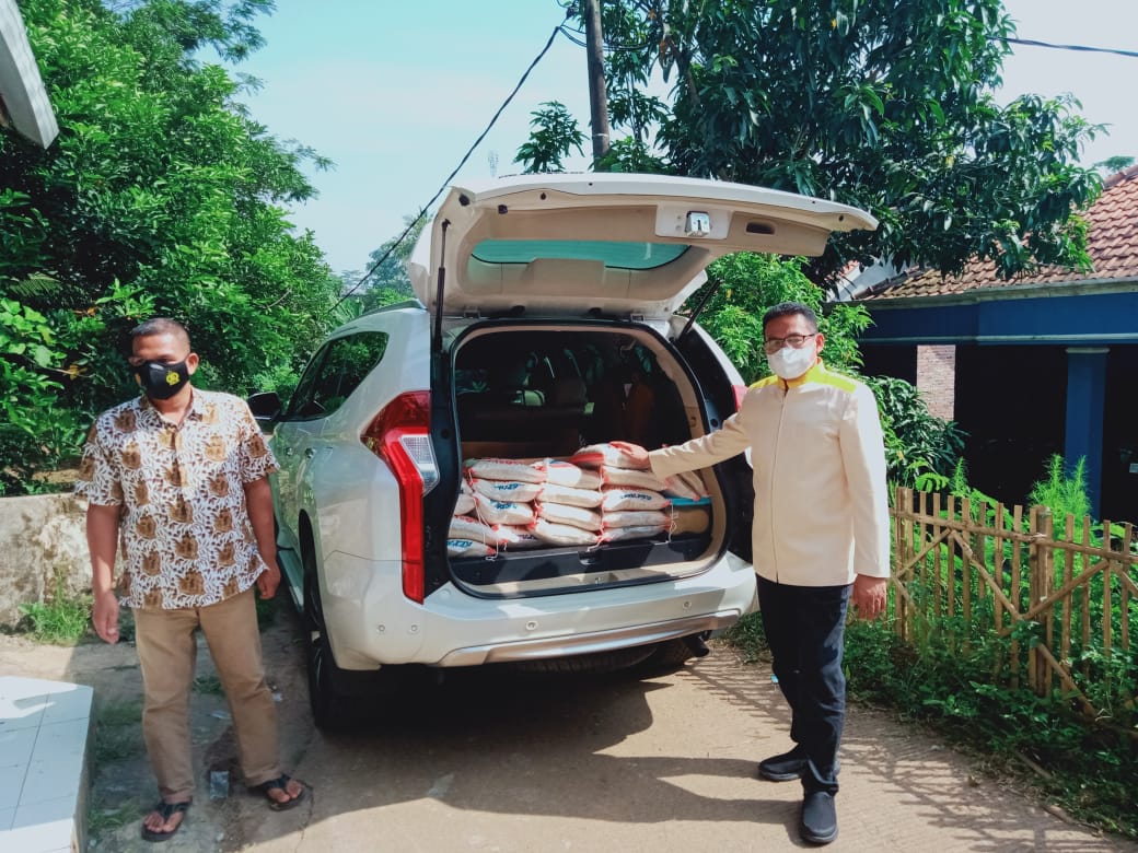 Ketua DPRD Purwakarta Bagikan Beras dan Telor Untuk Mengurangi Beban Ekonomi Masyarakat Dimasa PPKM Darurat