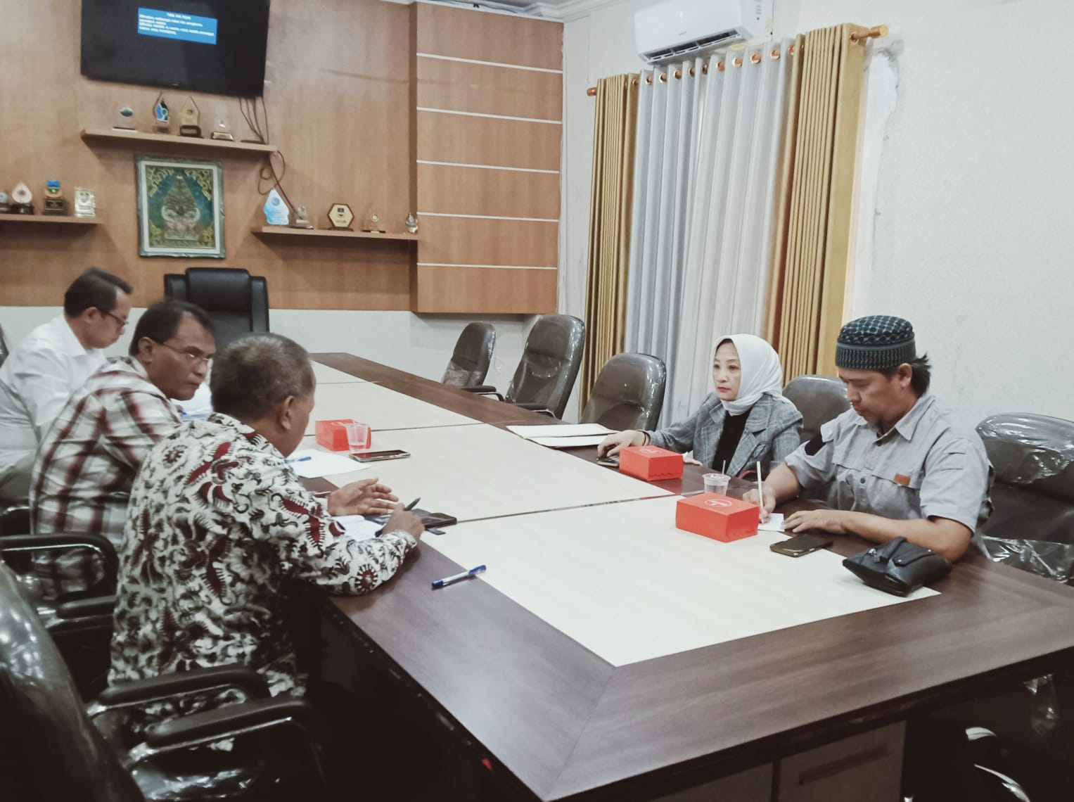 Komisi II DPRD Purwakarta Melakukan RDP dengan Camat Sukasari dan PJT II Terkait Jalan Rusak Penghambat Ekonomi