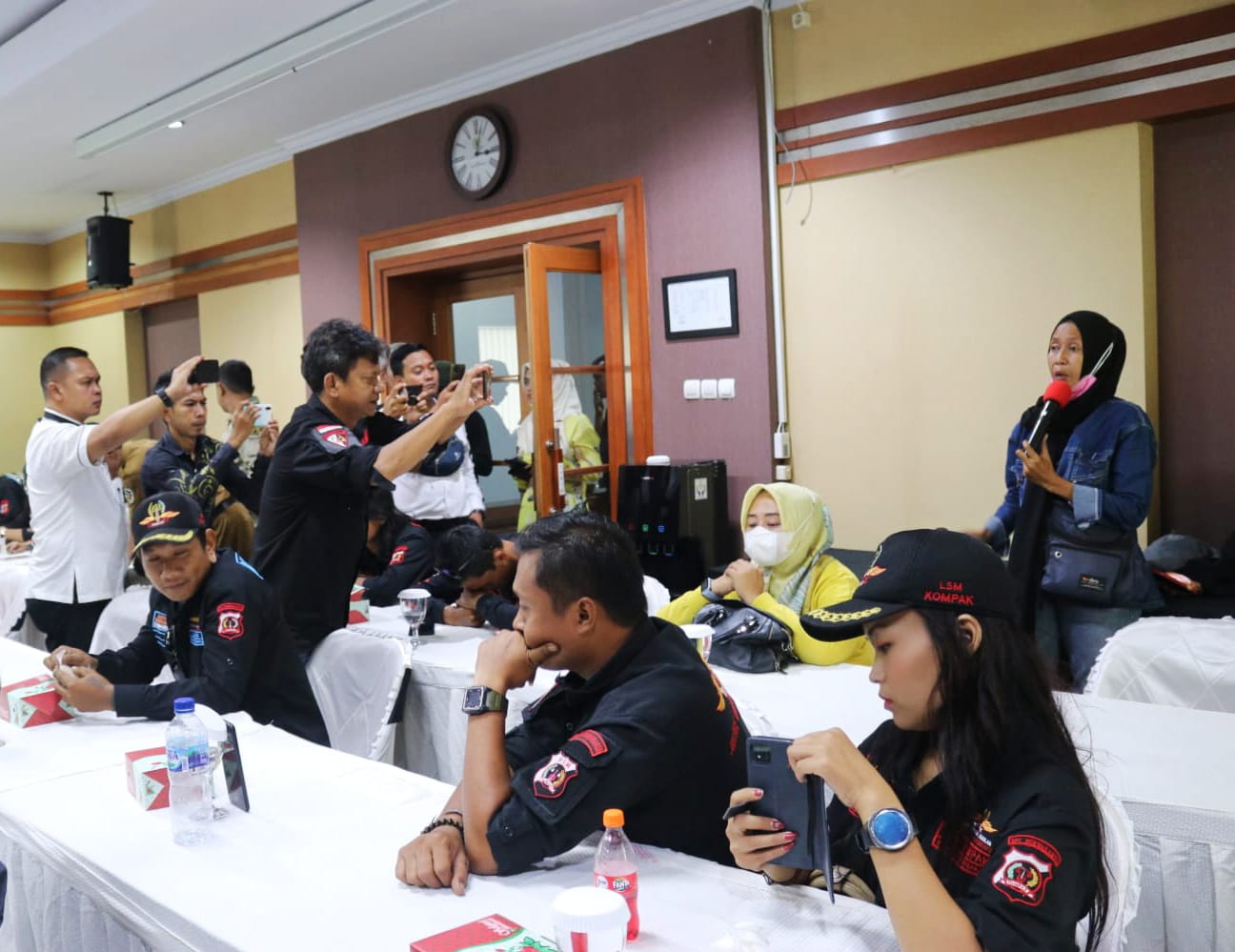 Anaknya tak Lolos Seleksi, Orang Tua Calon Siswa SMAN 1 Berderai Air Mata Ngadu Ke Anggota DPRD Purwakarta