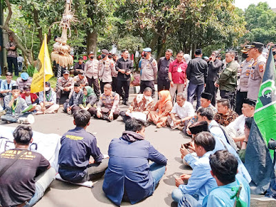 Ditengah Terik Panas Matahari Aksi Unras BEM Se-Purwakarta Diterima Pimpinan DPRD Dihalaman Gedung