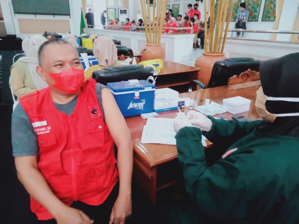 Sekretariat DPRD Purwakarta Fasilitasi Kegiatan Vaksinasi Covid-19 Tahap 2 Kepada Pengurus dan Kader Partai