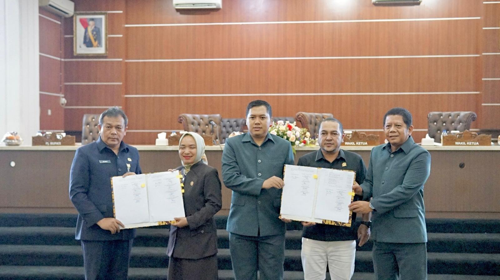 DPRD Purwakarta dan Pj. Bupati Rapat Persetujuan Bersama Penetapan APBD 2025 Hingga Tengah Malam