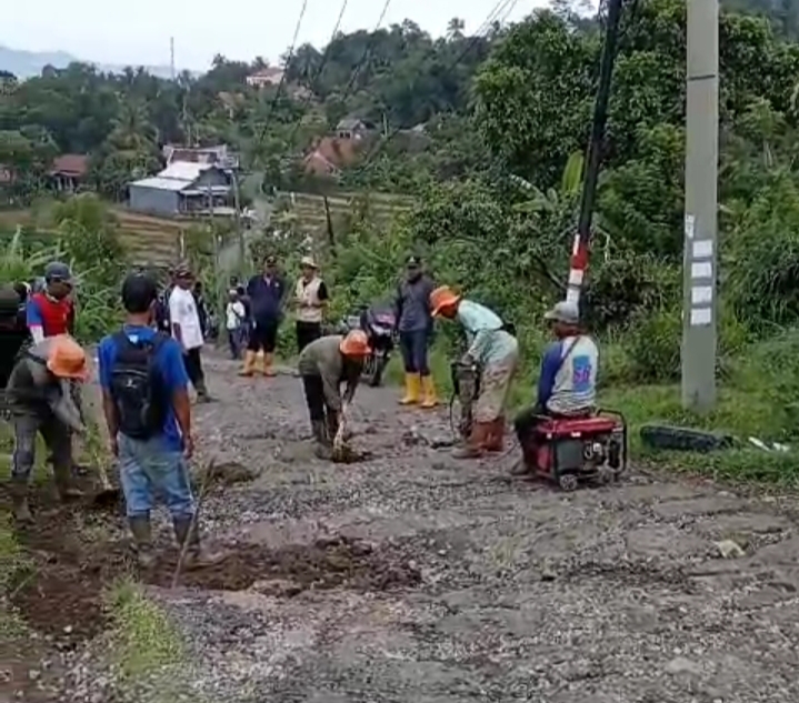 Sering Terjadi Kecelakaan: Ketua Komisi III DPRD Purwakarta Minta Jalan Menuju Desa Cisarua Kecamatan Tegalwaru Segera Diperbaiki