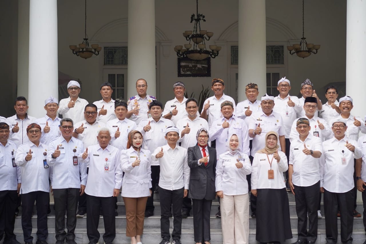 Ketua DPRD mengucapkan Selamat Atas Dilantiknya Wanita Pertama Menjabat Sekda Purwakarta