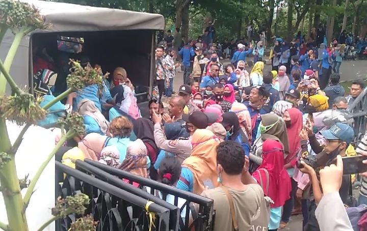 Demo Hari Ketiga Kondusif, Pulangnya Naik Truk Polisi