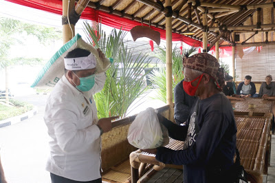 29 Tenaga Kebersihan Setwan Dapat  Bantuan Paket Sembako dari BAZ Purwakarta